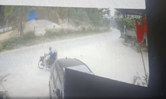 Clip: Kinh hoàng khoảnh khắc xe tải cuốn xe máy trên đường, cụ ông 80 tuổi tử vong, vợ trọng thương