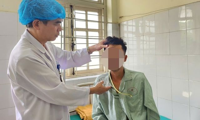 Cứu người đàn ông ở Điện Biên bị gấu tấn công khiến mặt biến dạng
