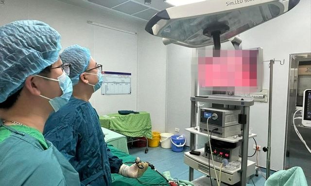 Thủng ruột do sỏi bắn khi cắt cỏ, người đàn ông phải phẫu thuật khẩn cấp
