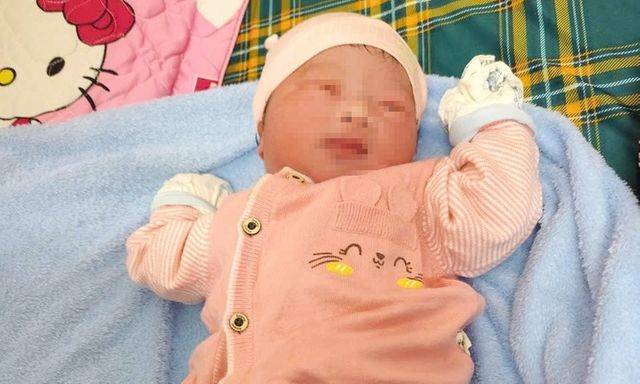 Thương tâm: Bé gái sơ sinh nặng 4kg, còn nguyên dây rốn bị bỏ rơi bên đường
