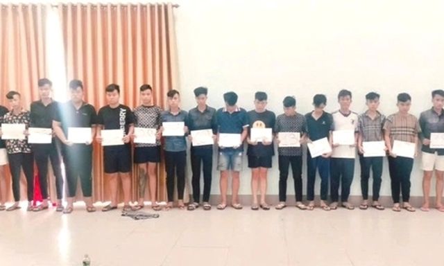 Long An: Khởi tố 22 đối tượng ném 