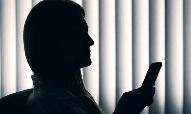 Gọi 100 cuộc điện thoại mà bạn trai không nghe, cô gái trẻ có hành động 