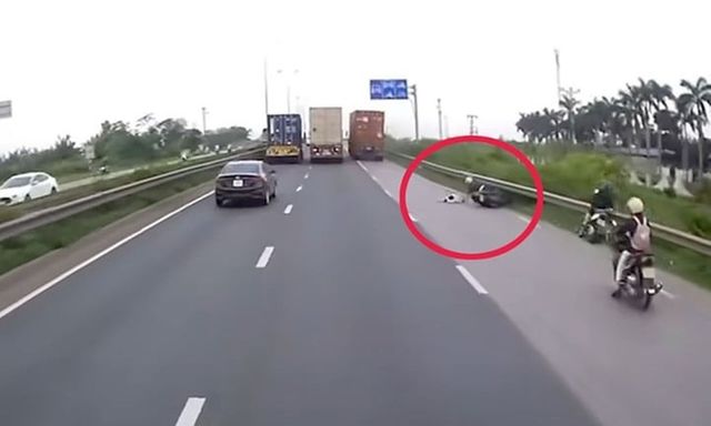 Clip: Camera ghi lại khoảnh khắc xe máy va chạm xe đầu kéo ở Hải Dương, con gái tử vong, cha bị thương