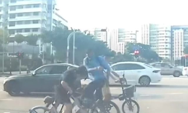 Clip: Chỉ vì va chạm nhẹ, bé trai bị người đàn ông tát tới tấp giữa phố