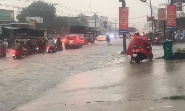 Clip: Mưa lớn nước chảy như thác, cô gái đi xe máy suýt bị cuốn trôi ở Đồng Nai