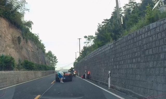 Clip: Tông văng người đi xe máy, nam tài xế ô tô vội vàng thay biển số ngay tại hiện trường