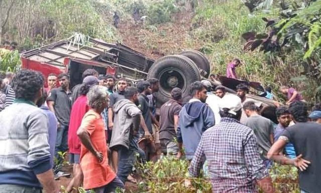 Hiện trường vụ xe buýt lao xuống vực ở Sri Lanka, ít nhất 21 người tử vong, hàng chục người bị thương