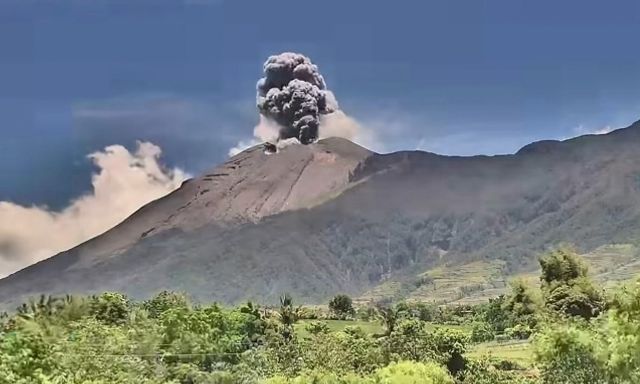 Cận cảnh núi lửa ở Philippines phun trào, nhả cột khói cao 4.500 m
