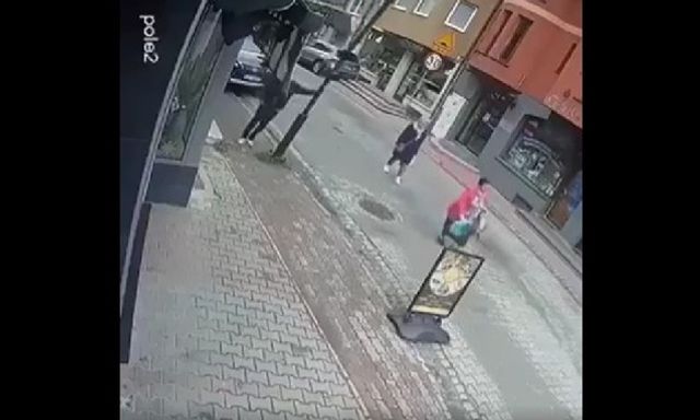 Clip: Tựa lưng vào cột đèn, người đàn ông suýt khiến gây tai nạn kinh hoàng