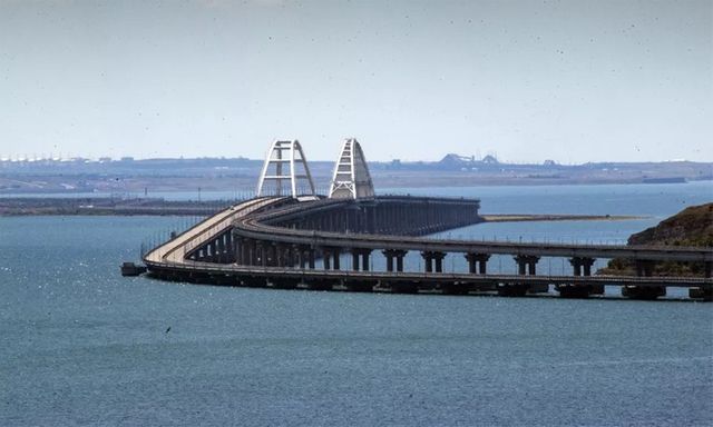 Quan chức Ukraine nêu lý do cầu Crimea vẫn đứng vững dù bị tấn công nhiều lần