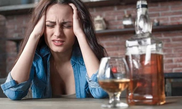 Tại sao uống rượu lại đau đầu?
