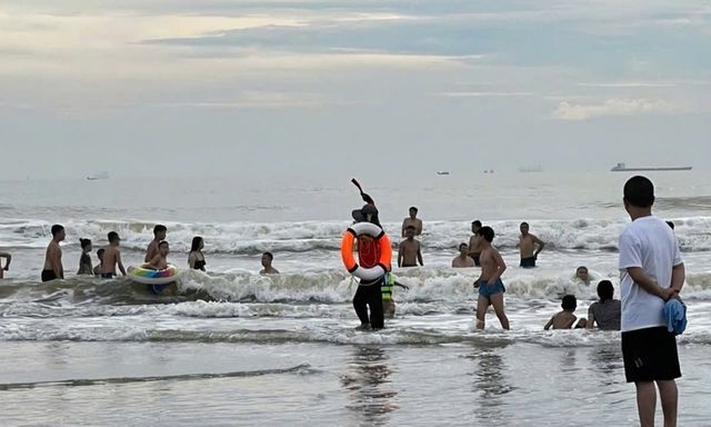Tắm biển Cửa Lò, hơn 20 du khách bị sẩy chân vào vũng sâu chới với