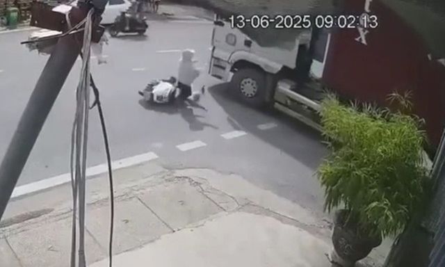 Thót tim: Camera ghi lại khoảnh khắc cô gái trẻ lao xe máy 