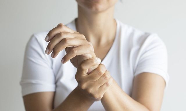 Tê tay trái là bệnh gì?