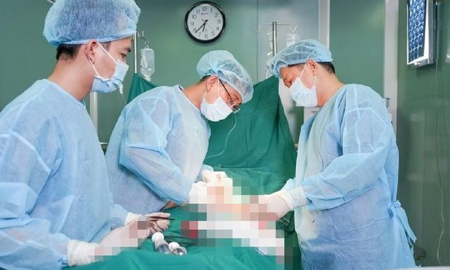Bi hài hậu vận sau thẩm mỹ: Quý bà tiêm 700cc filler 