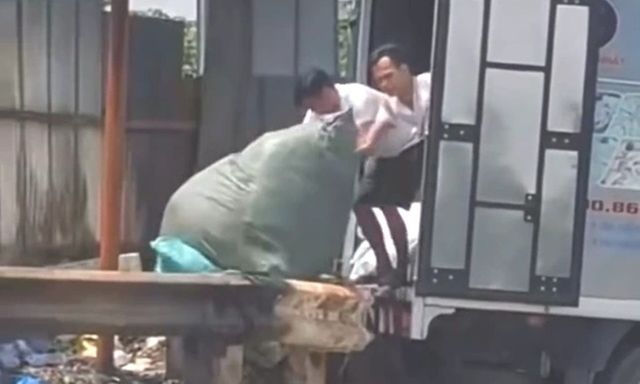 Xác minh danh tính 2 người đàn ông đi xe tải đổ trộm rác thải ở TP.HCM