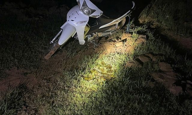 Thấy bộ đội biên phòng, 2 người đi xe máy vứt 18kg vàng trị giá hơn 51 tỷ đồng rồi bỏ chạy