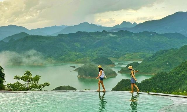 Hồ Ba Khan mùa nước trong, nước đục