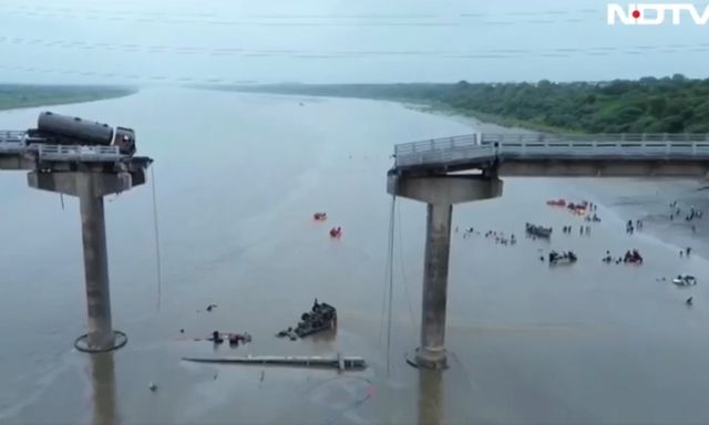 Hiện trường thương tâm vụ tai nạn sập cầu ở Ấn Độ, 11 người thiệt mạng