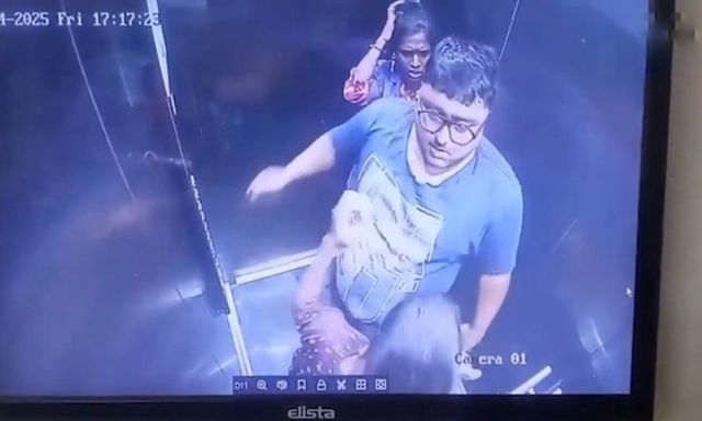 Clip: Đóng cửa thang máy, bé trai 12 tuổi bị người đàn ông lao đến tát tới tấp