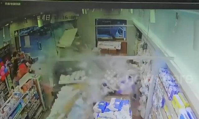 Clip: Tài xế không có bằng lái gây tai nạn kinh hoàng, 2 người sống sót kỳ diệu