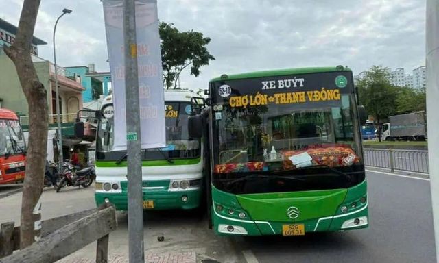 Xôn xao clip 2 xe buýt rượt đuổi, chèn ép nhau khiến một xe lao lên vỉa hè ở TP.HCM