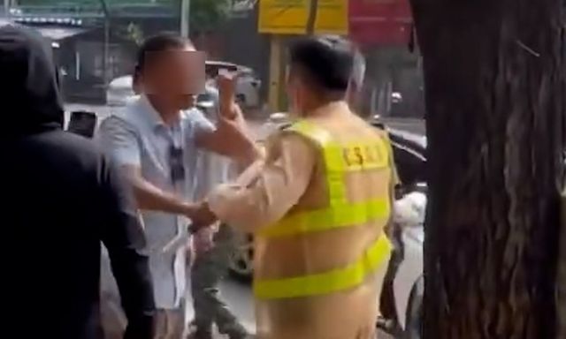 Bị dừng xe vì vượt đèn đỏ, người đàn ông tấn công CSGT giữa đường