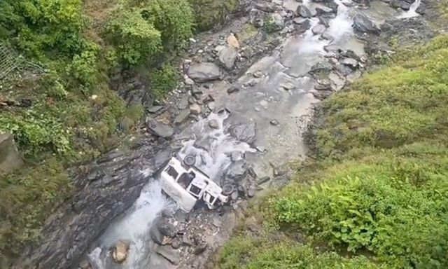 Clip: Hiện trường xe jeep mất lái lao khỏi cầu, rơi xuống hẻm núi sâu, 8 người tử vong thương tâm ở Ấn Độ
