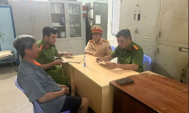 Người đàn ông phun sơn dòng chữ 