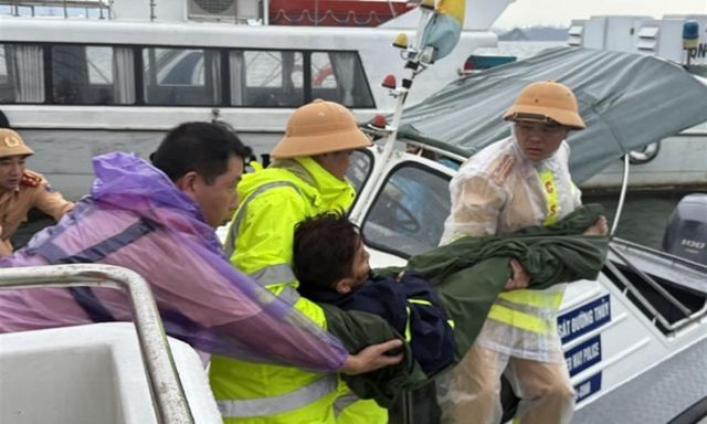 Vụ lật tàu du lịch ở Quảng Ninh: 23 người nhập viện cấp cứu