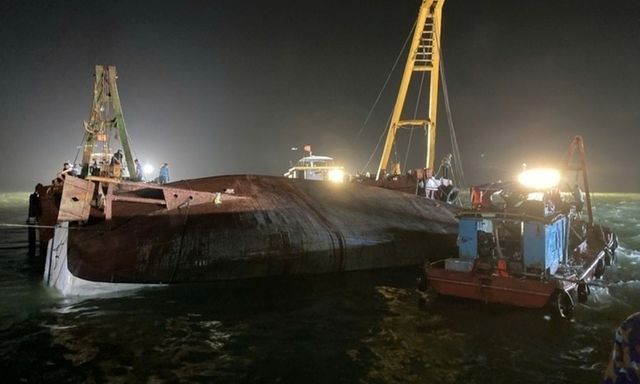 Vụ lật tàu ở Quảng Ninh: Bộ Y tế chỉ đạo dồn lực cứu người gặp nạn