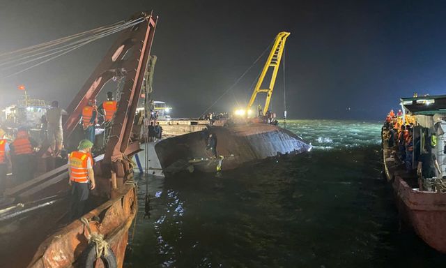Vụ lật tàu ở Hạ Long: Tìm thấy 35 thi thể, tích cực tìm kiếm người mất tích