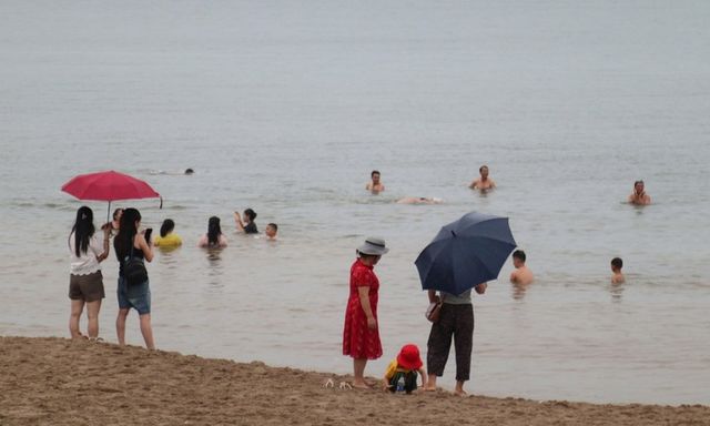 Bão số 3 Wipha sắp đổ bộ, bất chấp lệnh cấm, nhiều du khách vẫn tắm biển Cửa Lò 