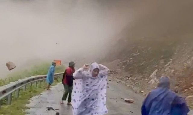 Clip: Đất đá rơi từ trên núi xuống, suýt trúng đoàn cán bộ đi kiểm tra sạt lở