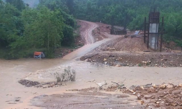 Thanh Hóa, Nghệ An mưa lớn, hàng trăm người dân phải di tản vì chia cắt