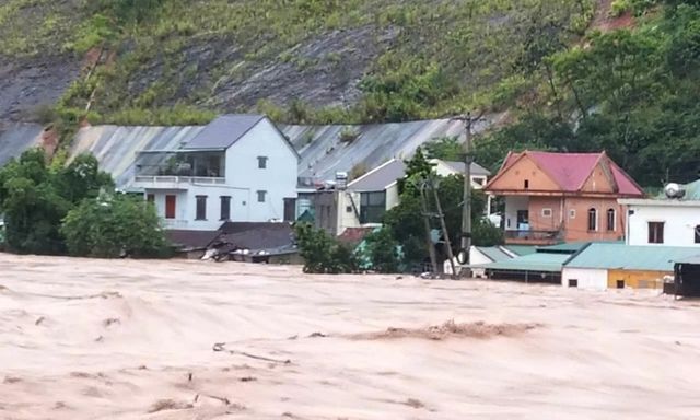 Giải cứu an toàn 5 người bị cô lập giữa dòng lũ chảy xiết ở Nghệ An 