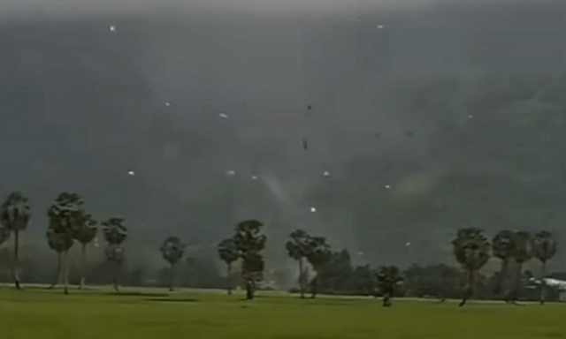 Clip: Xuất hiện lốc xoáy lớn ở An Giang, loạt căn nhà bị tốc mái, các mảnh vỡ bay tứ tung