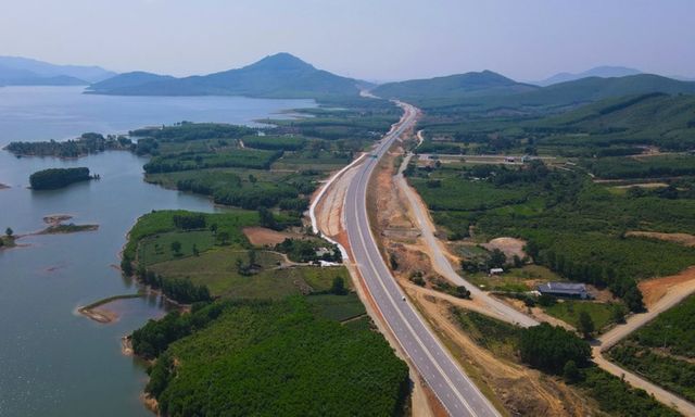 Tháo gỡ khó khăn, loạt dự án giao thông trọng điểm tăng tốc về đích