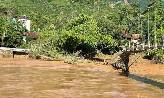 Khoảnh khắc nước lũ cuốn sập cầu treo ở Sơn La