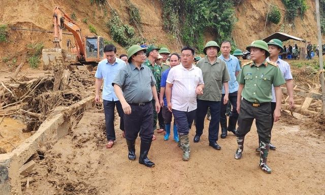 Thủ tướng tới Điện Biên, thăm hỏi người dân, chỉ đạo khắc phục hậu quả thiên tai nặng nề