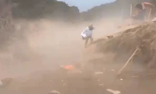 Clip: Lốc xoáy bất ngờ quét qua một xã vừa oằn mình sau lũ tại Nghệ An