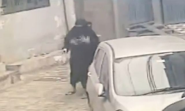 Clip: Đi bộ một mình trên phố, người phụ nữ bị gã biến thái sàm sỡ giữa ban ngày