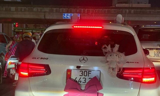 Cục CSGT xác minh chủ ô tô Mercedes dán nơ hồng che biển số chạy trên đường ở Hà Nội