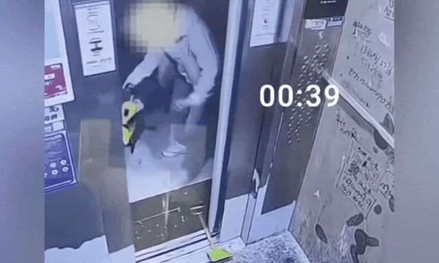 Clip: Bé trai mắc kẹt trong thang máy, tất cả chỉ vì hành động 