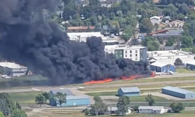 Clip: Hai máy bay đâm nhau trên đường băng, bốc cháy dữ dội ở sân bay Mỹ