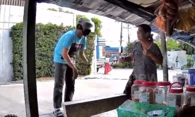 Clip: Kẻ cướp chắp tay xin lỗi nạn nhân sau khi cướp dây chuyền vàng thất bại ở Thái Lan