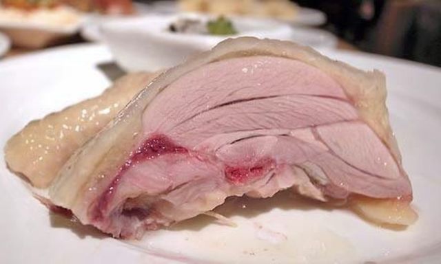 Người đàn ông tử vong sau khi ăn gà chưa nấu chín tại khách sạn, cảnh báo 