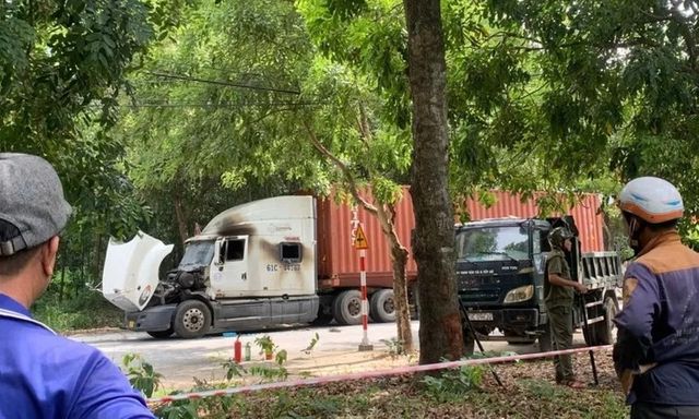 Hiện trường vụ người đàn ông đâm đôi nam nữ, cố thủ trong cabin xe container, tự thiêu và tử vong ở TP.HCM