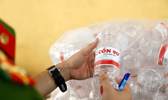 Khởi tố tổng giám đốc công ty sản xuất, buôn bán cồn giả