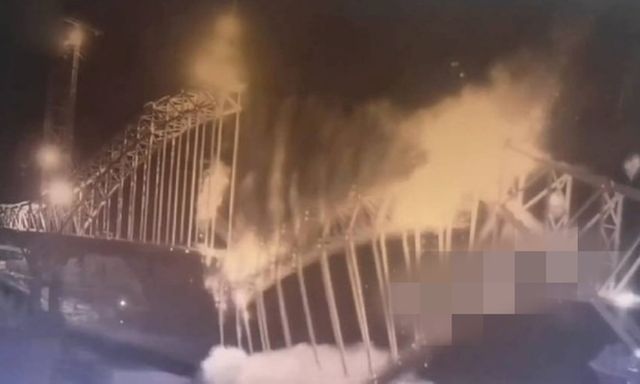 Clip: Hiện trường vụ sập cầu đường sắt đang thi công, ít nhất 12 người thiệt mạng